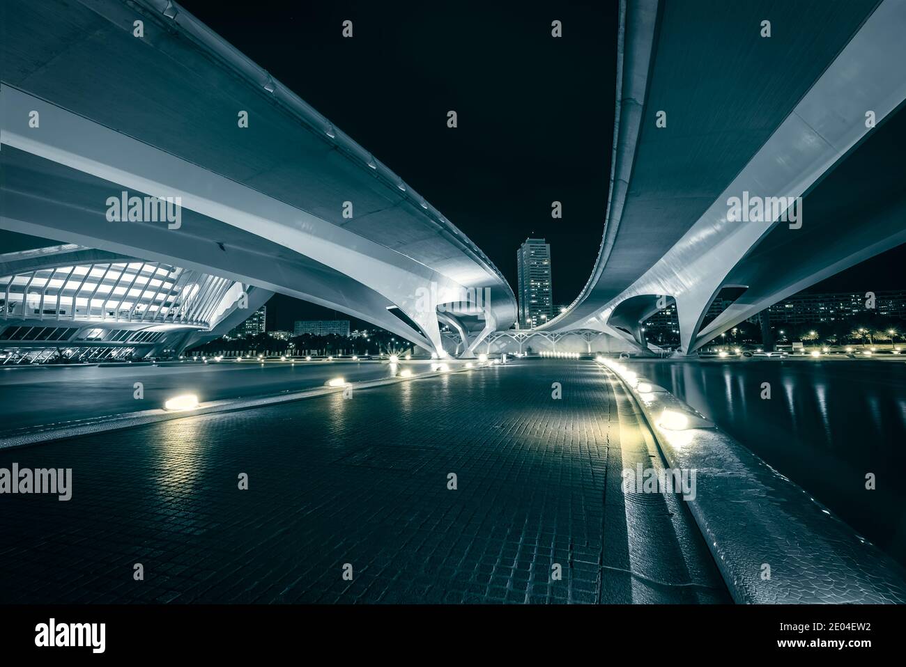 Museum der Künste und Wissenschaften, Valencia. Futuristisches Bild, inspiriert vom Film Blade Runner Stockfoto