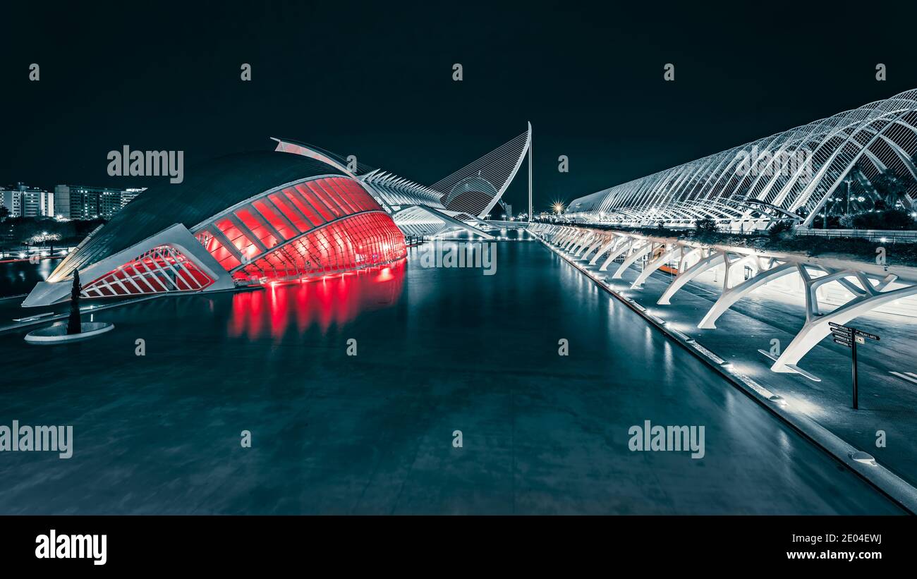 Museum der Künste und Wissenschaften, Valencia. Futuristisches Bild, inspiriert vom Film Blade Runner Stockfoto