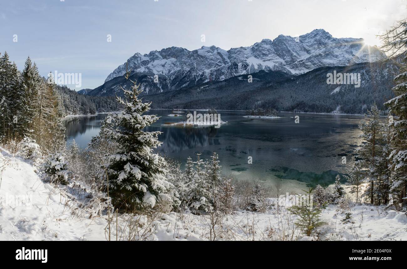 Smaragdgrünes Wasser des Eibsees im Winter Stockfoto