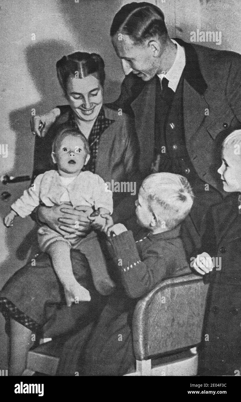 DEUTSCHLAND - UM 1940: Reinhard Heydrich mit seiner Gattin und ihren drei Kindern. Von links nach rechts Silke, Heider und Klaus. Stockfoto