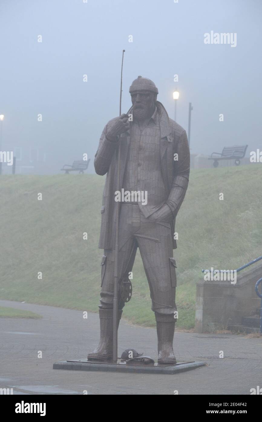 Filey Fisherman Statue Und Sea Fret Stockfoto