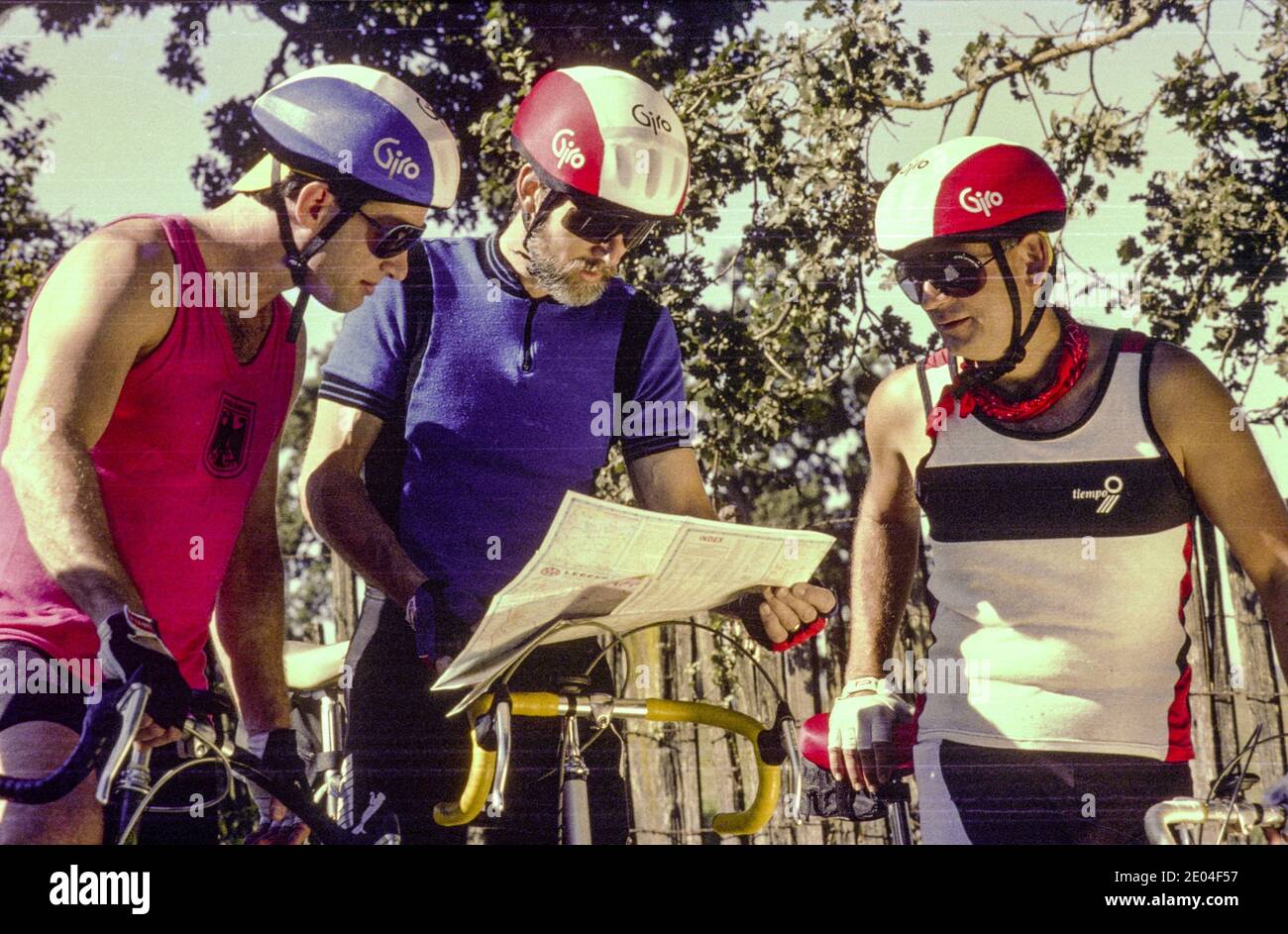 Drei Mitglieder eines Fahrradclubs planen ihre Route in Kalifornien, USA 1989 Stockfoto