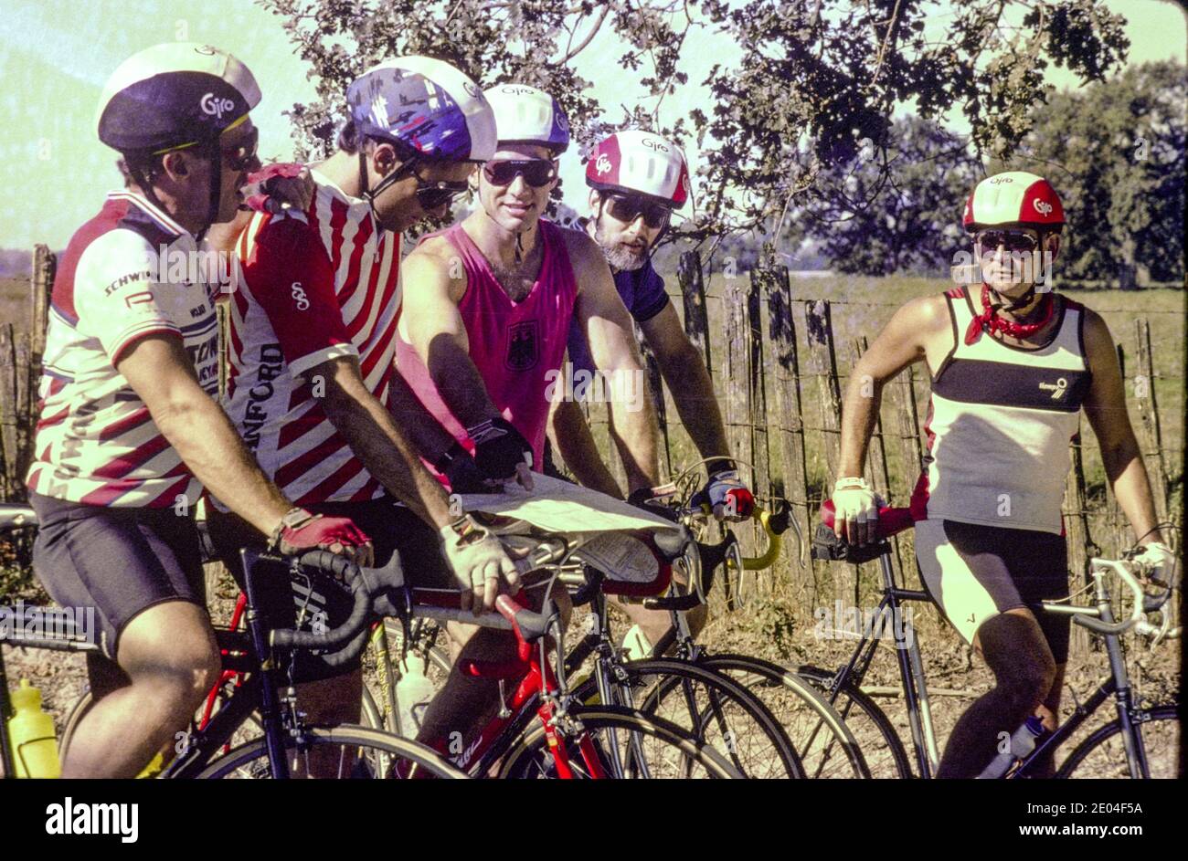 Fünf Mitglieder eines Fahrradclubs planen ihre Route in Kalifornien, USA 1989 Stockfoto