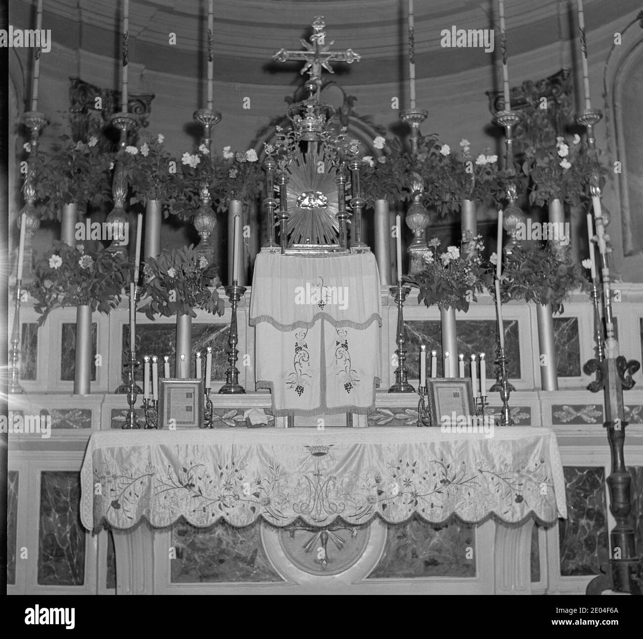 50s katholische Kirche Altar, Italien Stockfoto