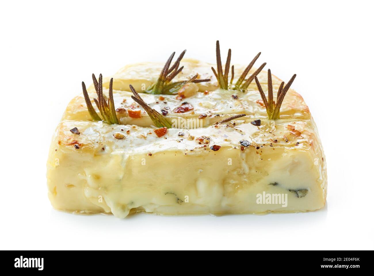Gebackener Brie Käse isoliert auf weißem Hintergrund Stockfoto