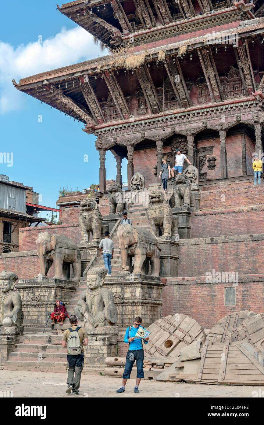 Kathmandu, Nepal - 11. Nov 2019: Touristen besuchen den Nyatapola Tempel auf dem Taumadhi Platz in Bhaktapur, Kathmandu Tal, Nepal. Stockfoto