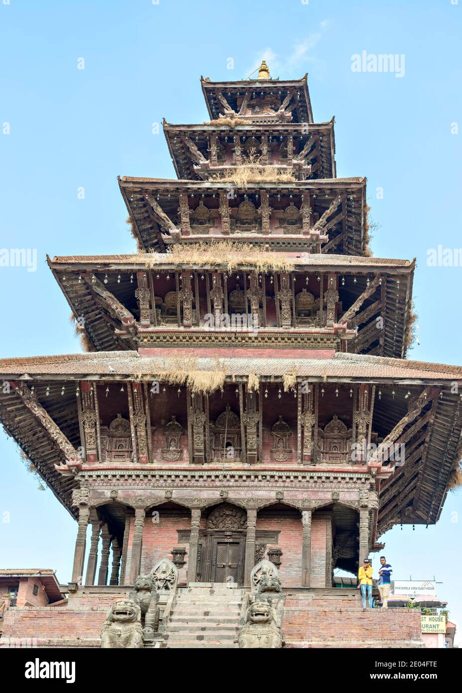Kathmandu, Nepal - 11. November 2019: Touristen besuchen den Nyatapola Tempel auf dem Taumadhi Platz in Bhaktapur, Kathmandu Tal, Nepal. Stockfoto