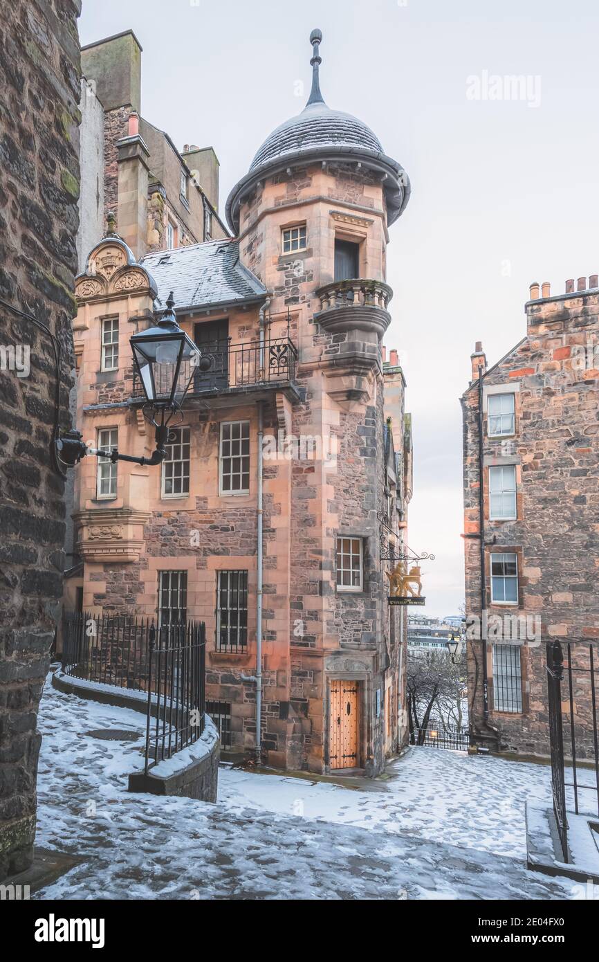 Edinburgh, Schottland - Dezember 29 2020: Das Writers' Museum in Edinburgh nach einem nächtlichen Schneefall. Das Museum feiert das Werk von Robert Burns, Stockfoto