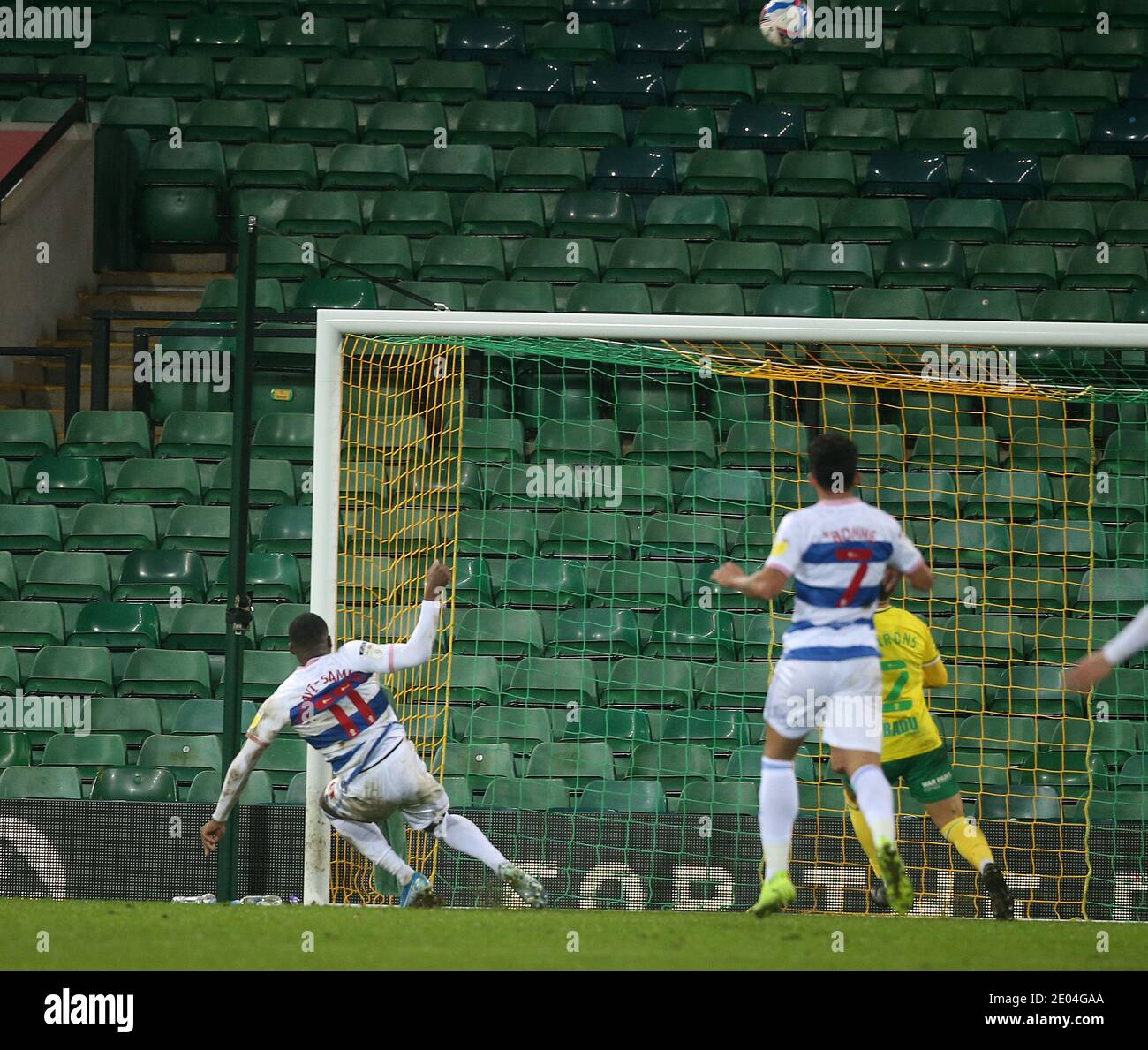 Norwich, Großbritannien. Dezember 2020. Bright Osayi-Samuel von Queens Park Rangers legt den Ball über die Bar aus Point blank Range in den sterbenden Momenten während des Sky Bet Championship Match in Carrow Road, Norwich Bild von Paul Chesterton/Focus Images/Sipa USA 29/12/2020 Kredit: SIPA USA/Alamy Live News Stockfoto