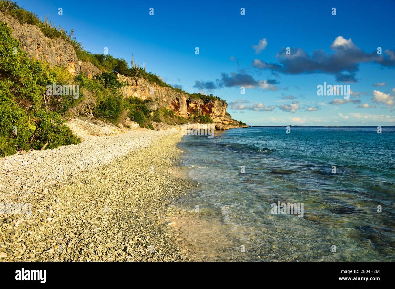 Schöner Strand auf der karibischen Insel bonaire, guter Schnorchel- und Tauchplatz auf der Insel. Genießen Sie die Entspannung im Sand am Meer Stockfoto