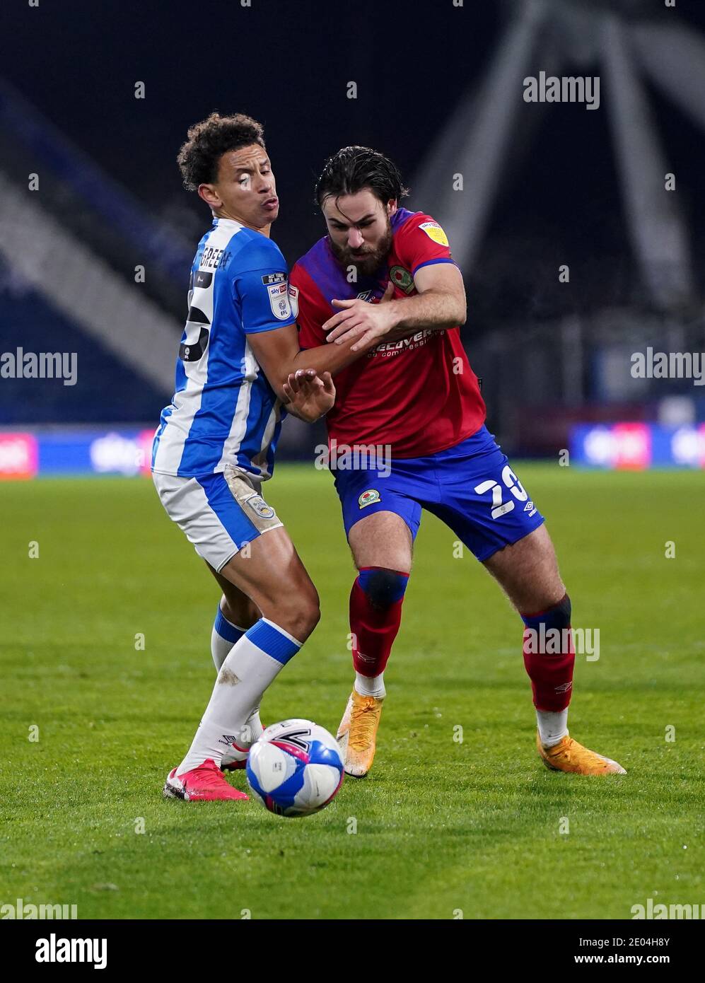 Der Rarmani Edmonds-Green von Huddersfield Town (links) und der Ben Brereton von Blackburn Rovers kämpfen während des Sky Bet Championship-Spiels im John Smith's Stadium, Huddersfield, um den Ball. Stockfoto