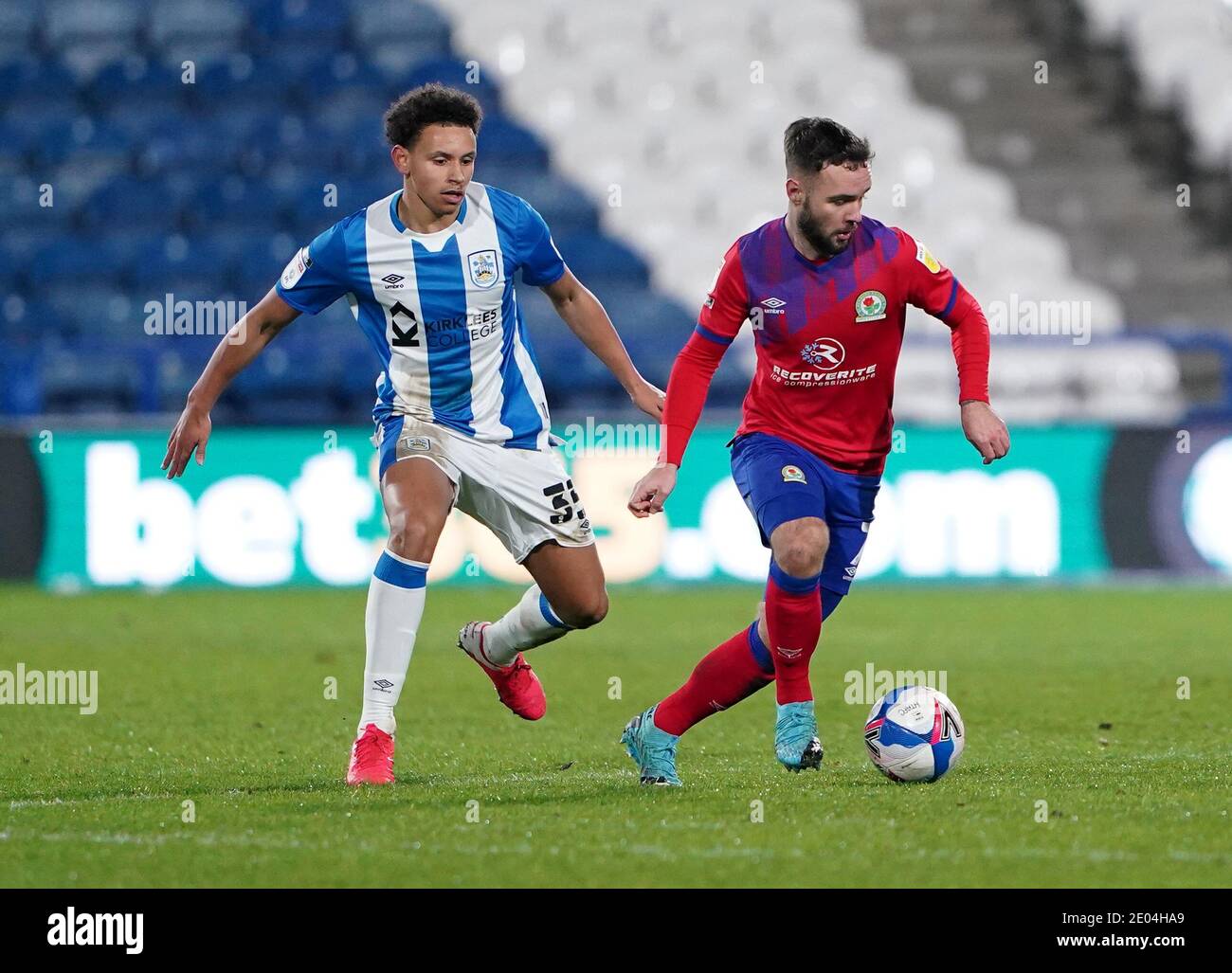 Huddersfield Town's Rarmani Edmonds-Green (links) und Blackburn Rovers' Adam Armstrong kämpfen während des Sky Bet Championship-Spiels im John Smith's Stadium, Huddersfield, um den Ball. Stockfoto