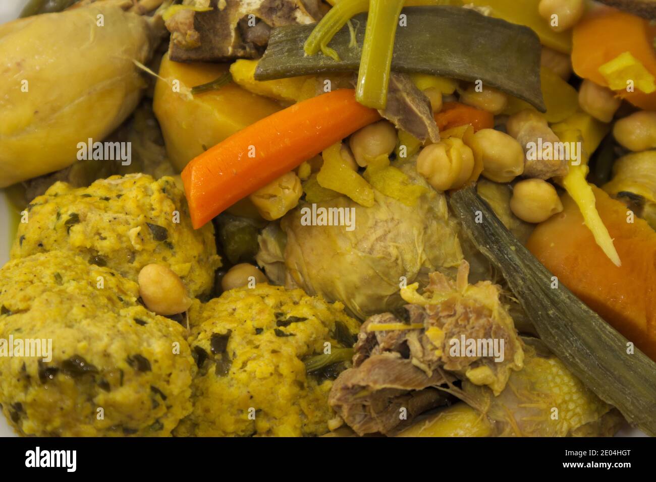 Nahaufnahme einer Schüssel mit Eintopf, einem typischen valencianischen Essen mit Gemüse, Geflügel und Fleischbällchen Stockfoto