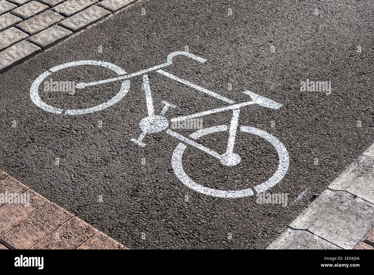 Fahrrad Symbol auf der Oberfläche am Anfang von gemalt Ein Radweg entlang einer Straße in einer Stadt Zentrieren Stockfoto