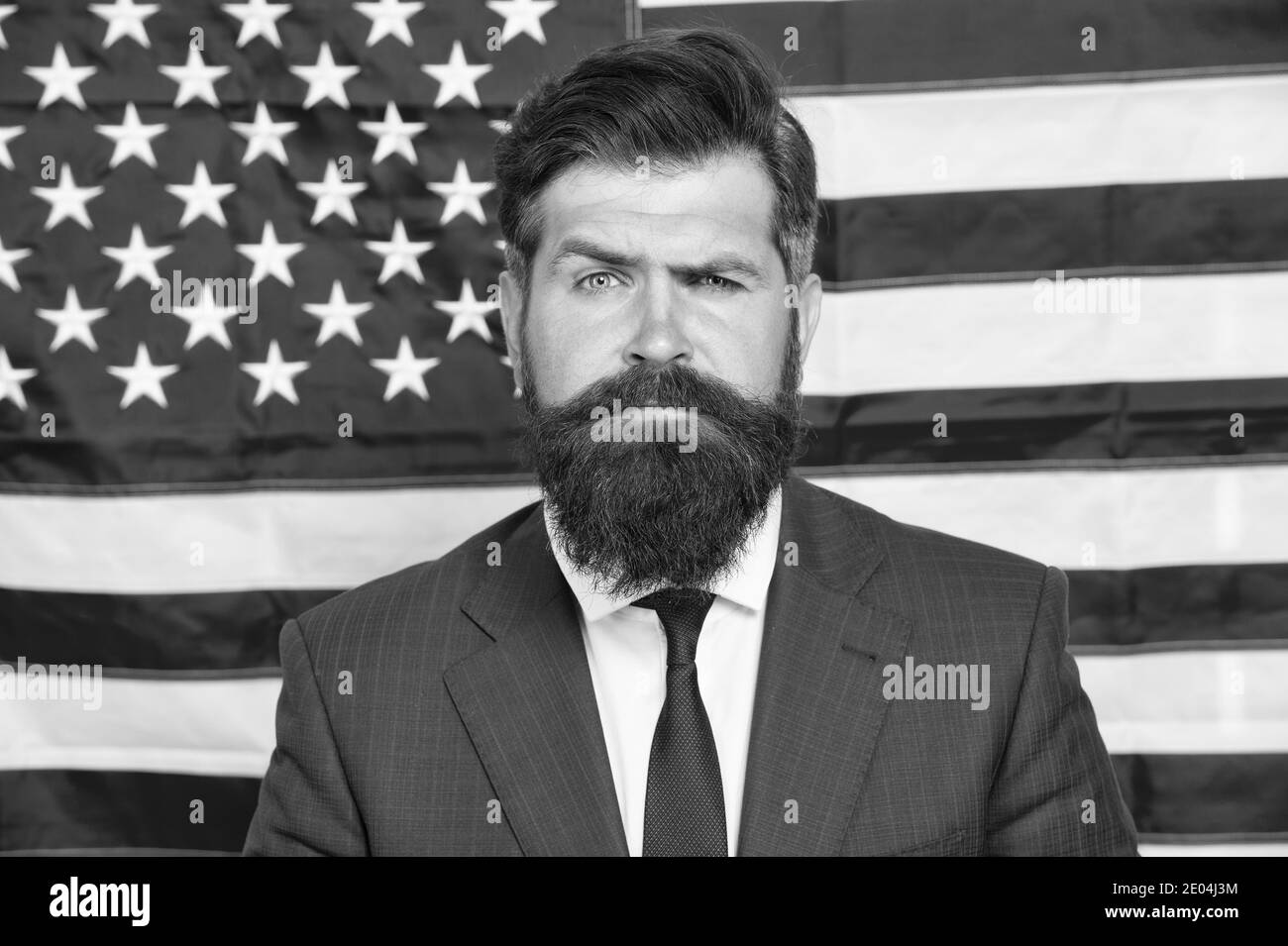 Nationale Feiertage. Frohe Feier des Sieges. Bärtiger Hipster-Mann, der für die usa patriotisch ist. TV-Host. Stolz auf Mutterland. Amerikanische Reform. Juli. Amerikanische Staatsbürger usa Flagge. US-Bürger. Stockfoto