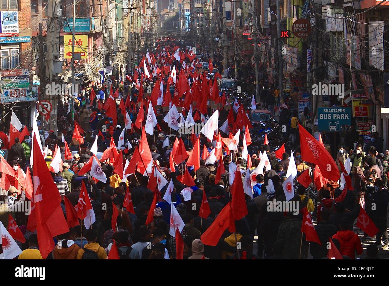 Kathmandu, Nepal. Dezember 2020. Die Kader der nepalesischen Kommunistischen Partei, angeführt von der ehemaligen Premierministerin Pushpa Kamal Dahal und Madhav Nepal Fraktion, marschieren während eines Massenprotesten gegen die Auflösung des parlaments und prangern den Umzug von Premierminister KP Sharma Oli in Kathmandu an. (Foto: Dipendra Dhungana/Pacific Press/Sipa USA) Quelle: SIPA USA/Alamy Live News Stockfoto