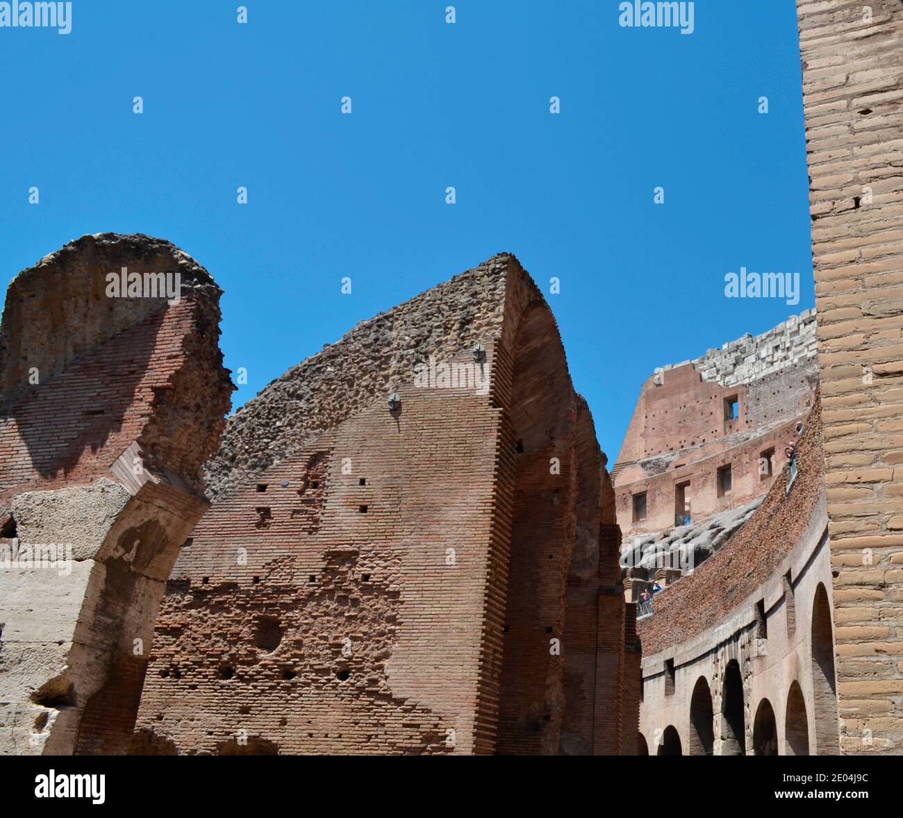 Blick zwischen den Innenmauern des römischen Kolosseums Stockfoto