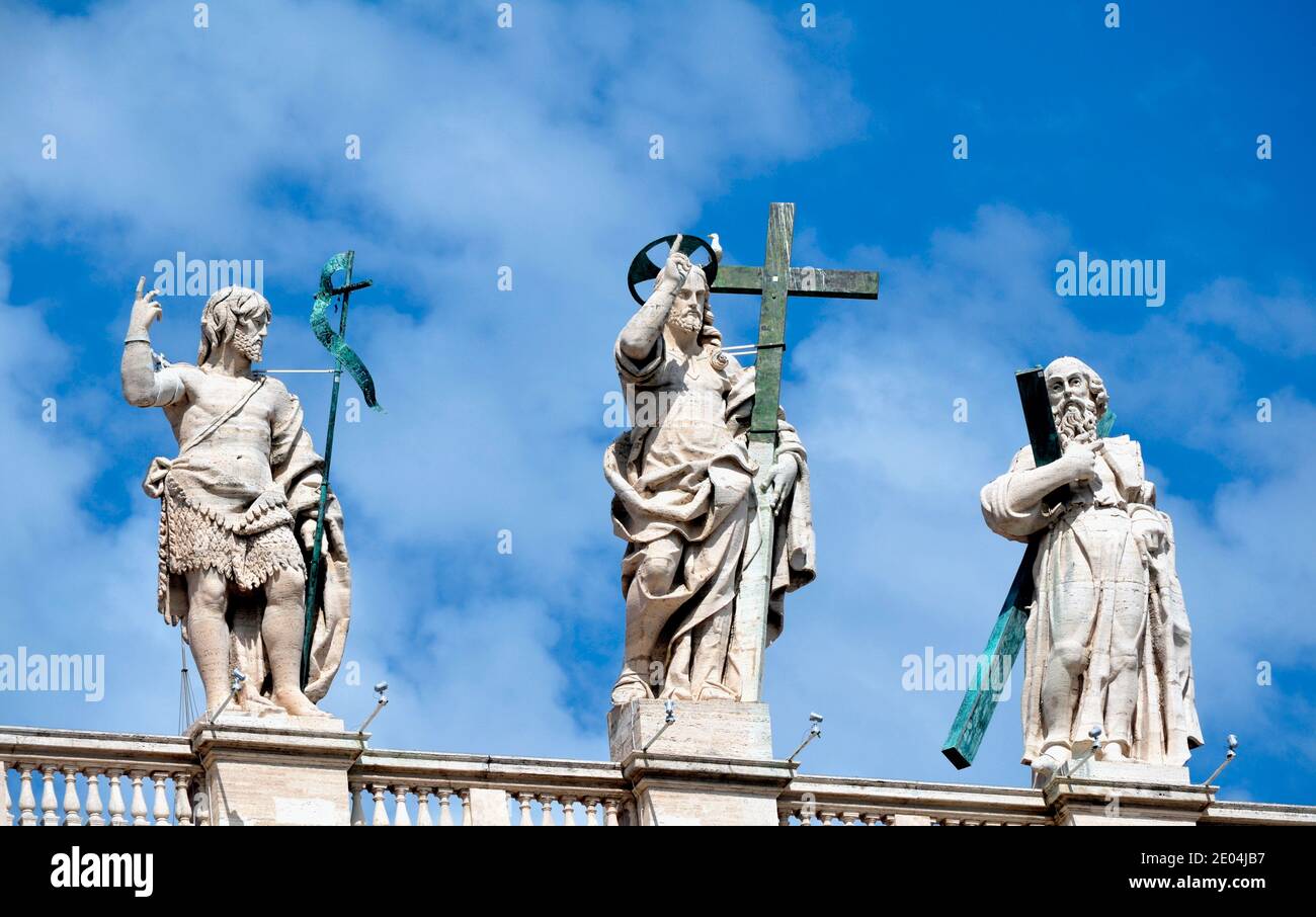 Skulpturen von Jesus und Aposteln auf dem Petersdom Im Vatikan Stockfoto