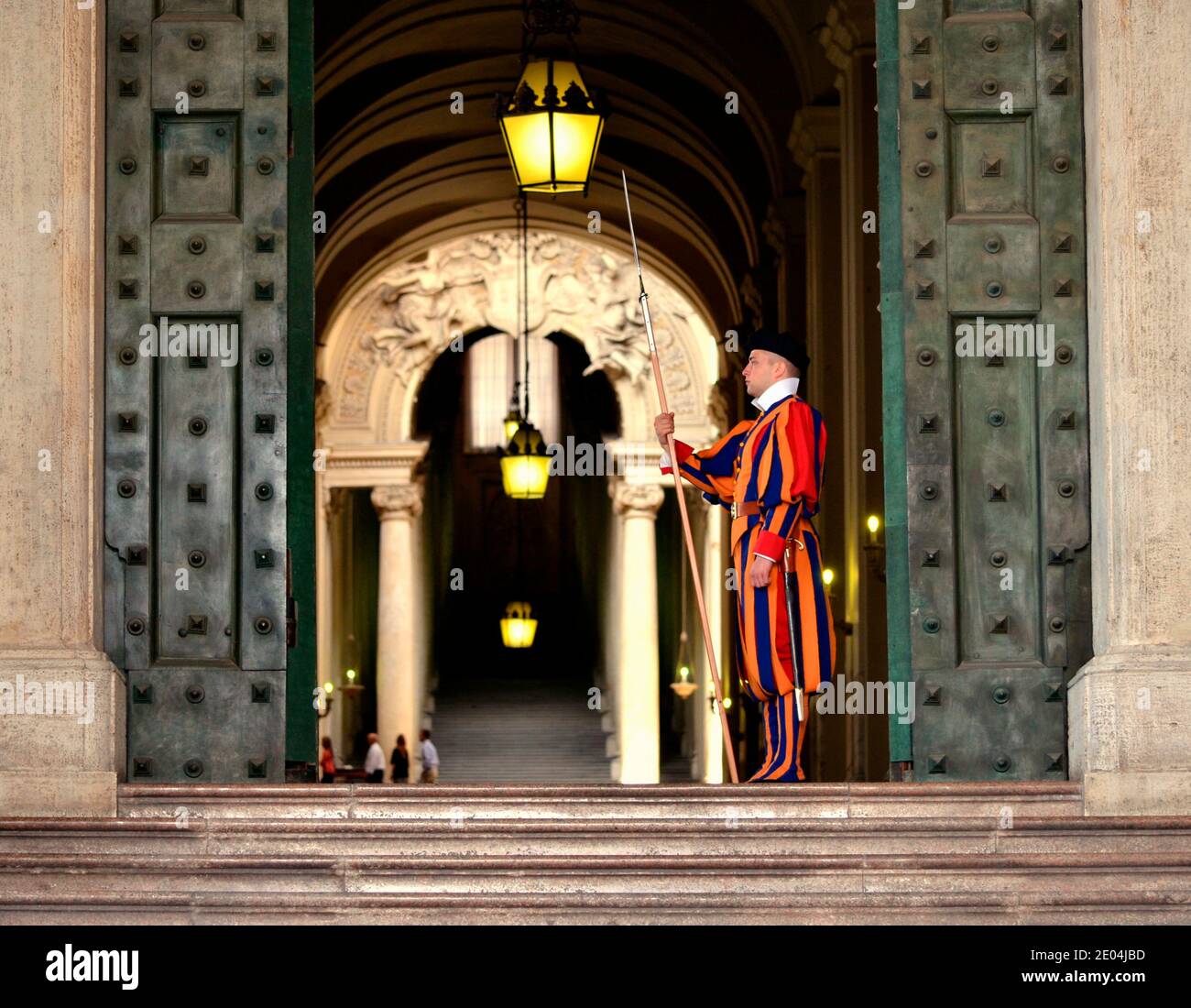 Eingang Galerie im Petersdom und Schweizer Wächter Stockfoto