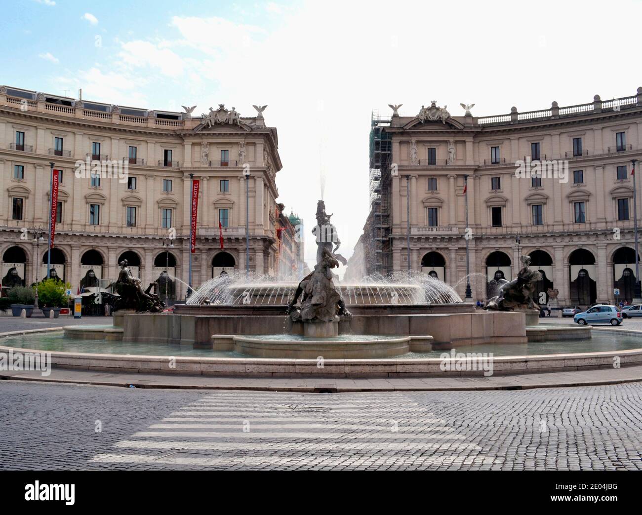 Brunnen und Gebäude auf der Piazza della Repubblica in Rom Stockfoto