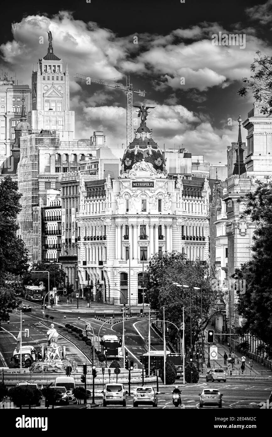 Madrid, Spanien 22. Mai 2020: Vertikales Stadtbild in den Straßen Alcala und Gran Via in Schwarz-Weiß. Stockfoto