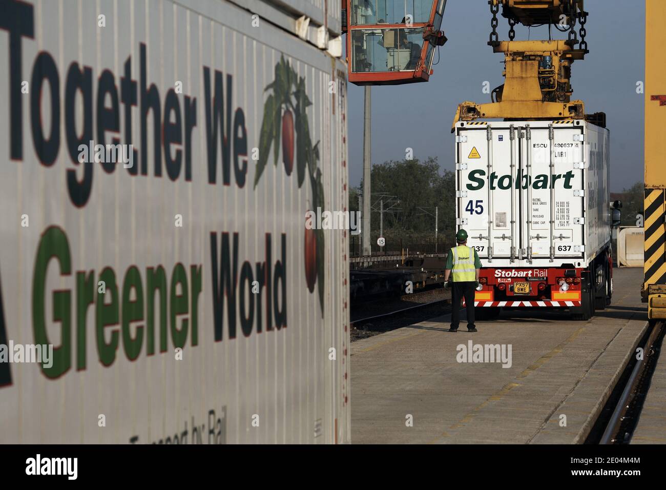 Eddie Stobart startete eine kohlenstoffarme Bahnfrachtreise durch Europa mit spanischem Obst und Gemüse auf der Schiene nach Dagenham, Ost-London. Stockfoto