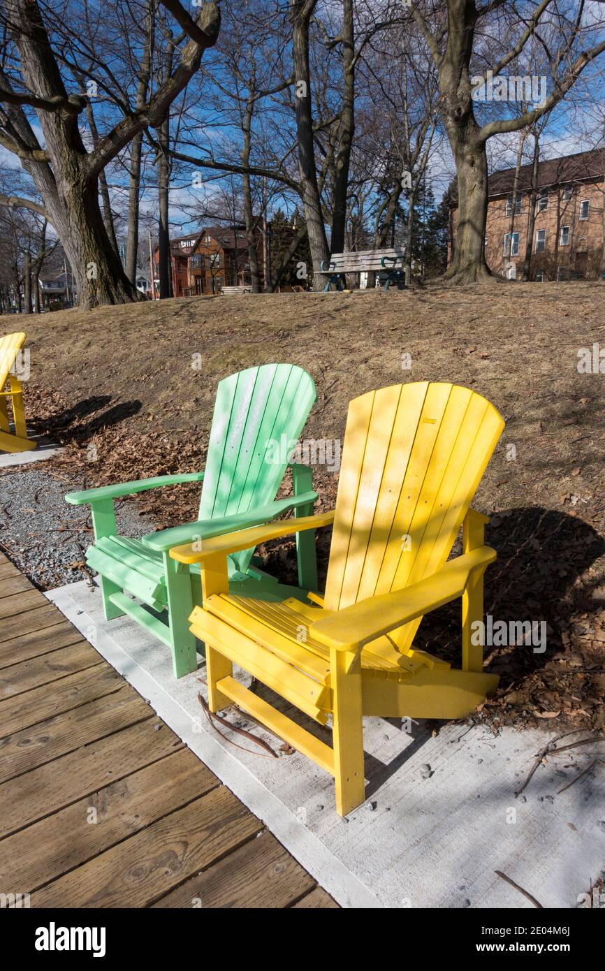 Ein Paar Muskoka Stühle auf der Promenade an der Lakeside Beach Gegend von Toronto, Ontario, Kanada Stockfoto