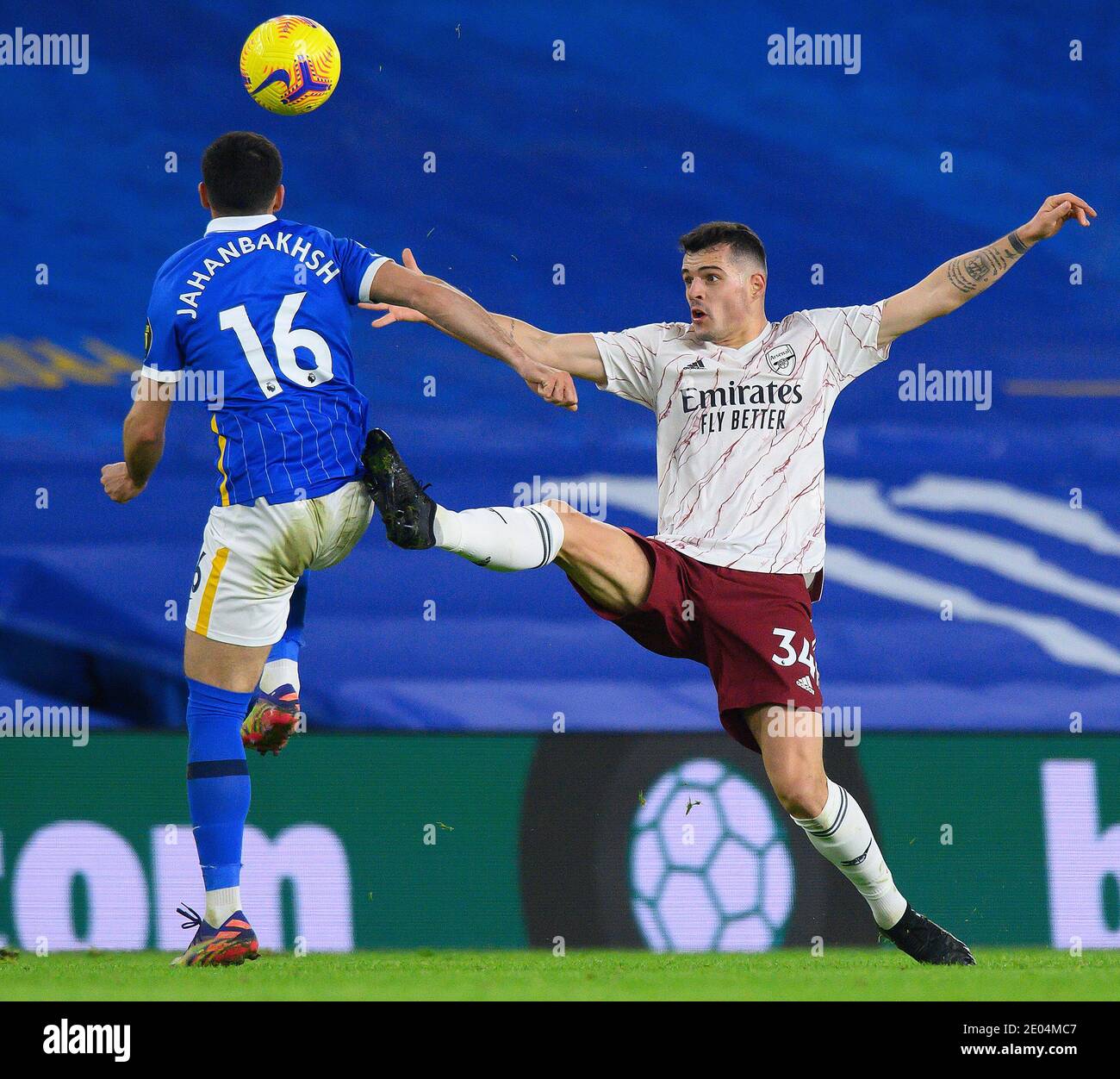 Brighton, Großbritannien. Dezember 2020. Amex Stadium, Brighton, 29. Dezember 2020 Arsenals Granit Xhaka kämpft mit Alireza Jahanbakhsh Bildquelle: Kredit: Mark Pain/Alamy Live Nachrichten Stockfoto