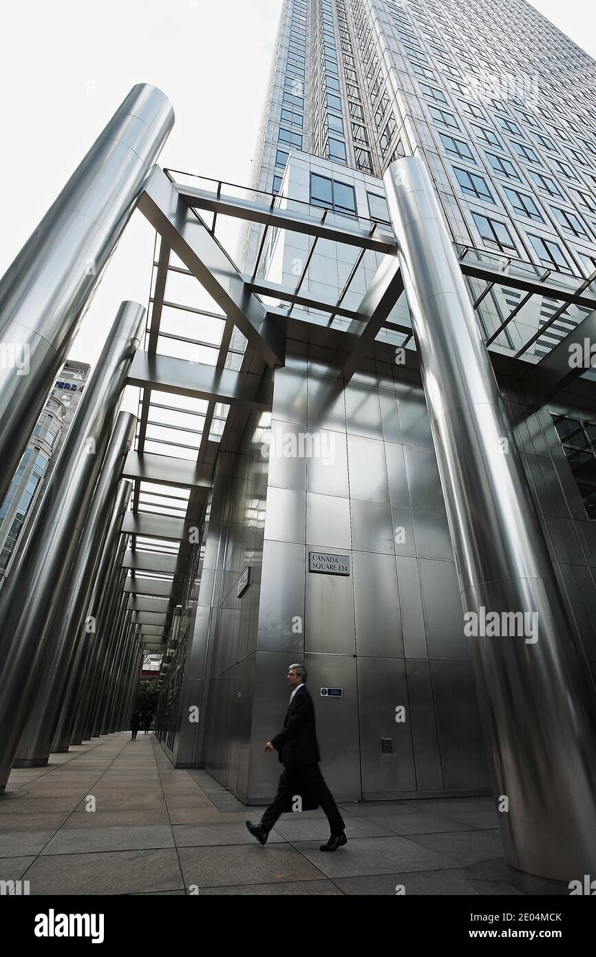 Ein Stadtarbeiter auf der Straße vor Canary Wharf. Canary Wharf ist ein wichtiges Finanzviertel der Stadt. Stockfoto