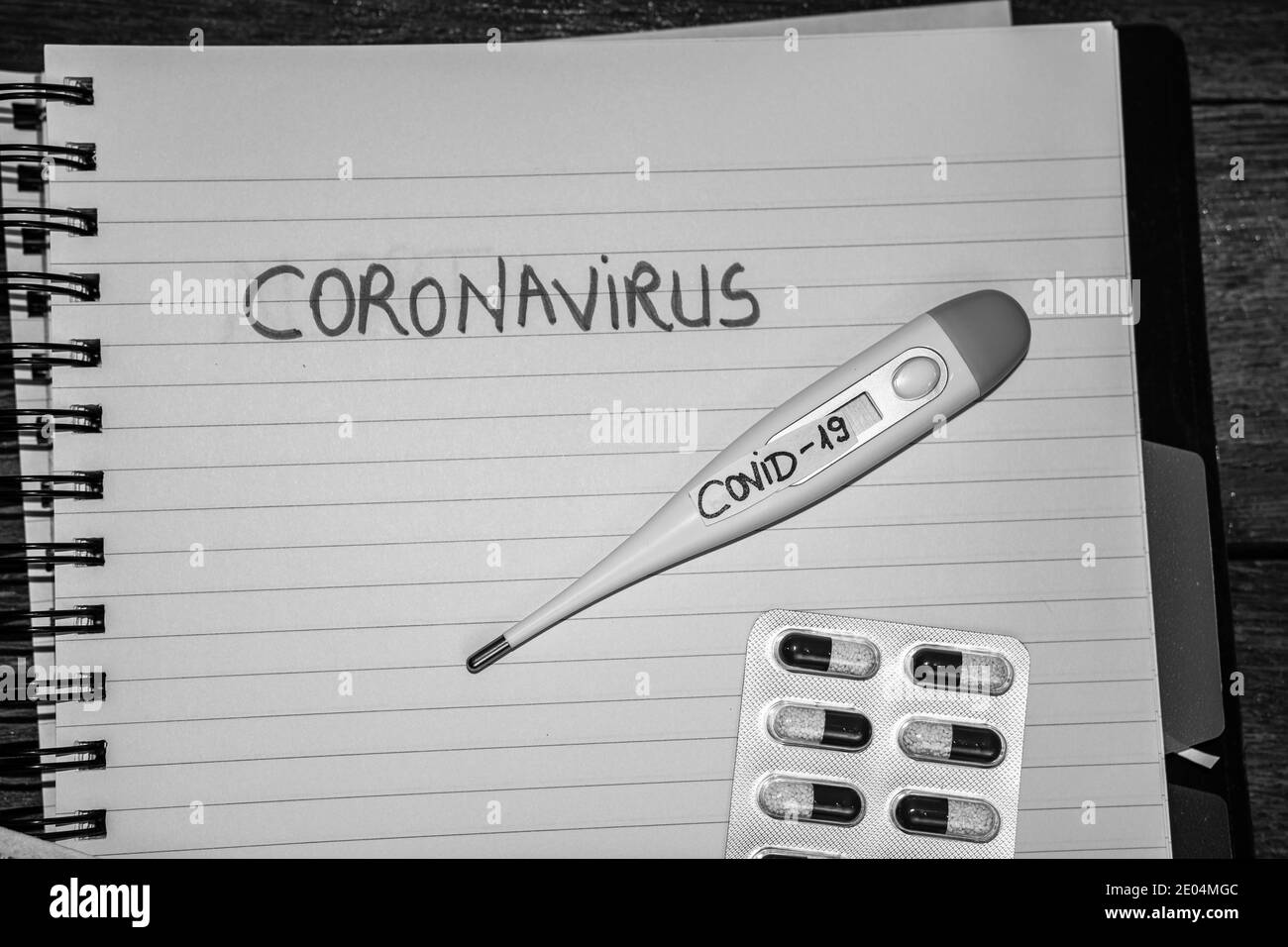 Covid-19 Grippevirus in Europa verbreitet, Konzept der Virusschutzmethoden (Thermometer, chirurgische Maske, Pillen). Stockfoto