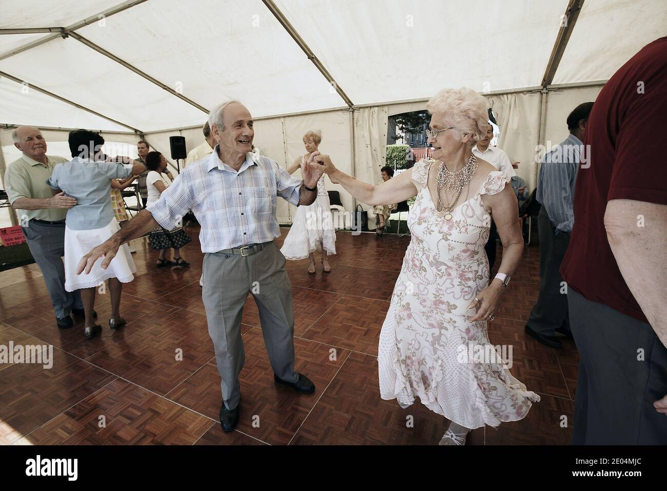GROSSBRITANNIEN / London/ Älteres Paar tanzt zusammen Stockfoto