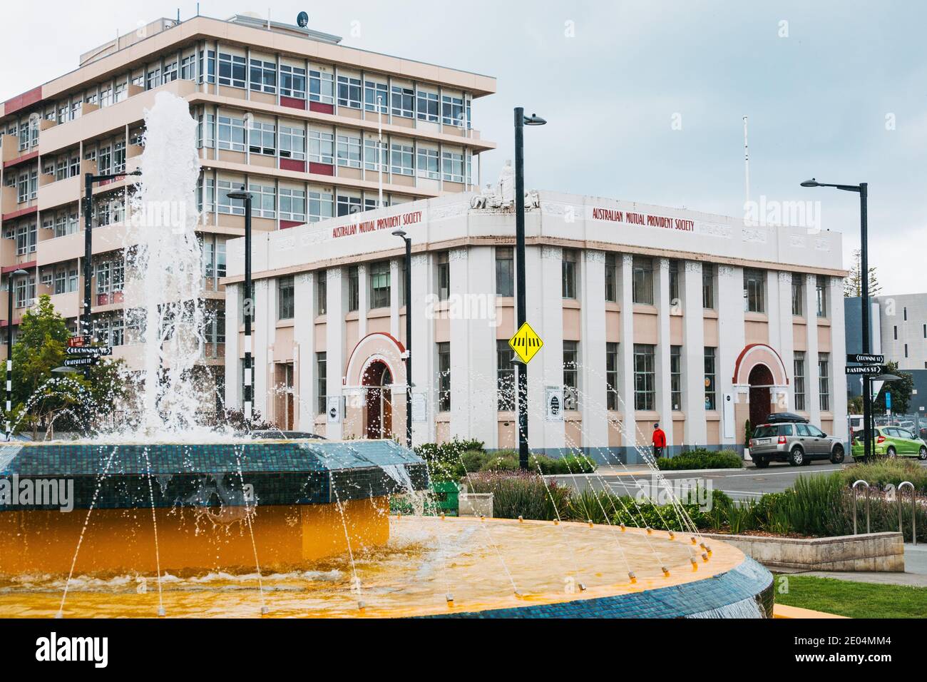 Ein Wasserbrunnen gegenüber dem alten Gebäude der Australian Mutual Provident Society in Napier, Neuseeland. 1935 im Art déco-Stil erbaut Stockfoto