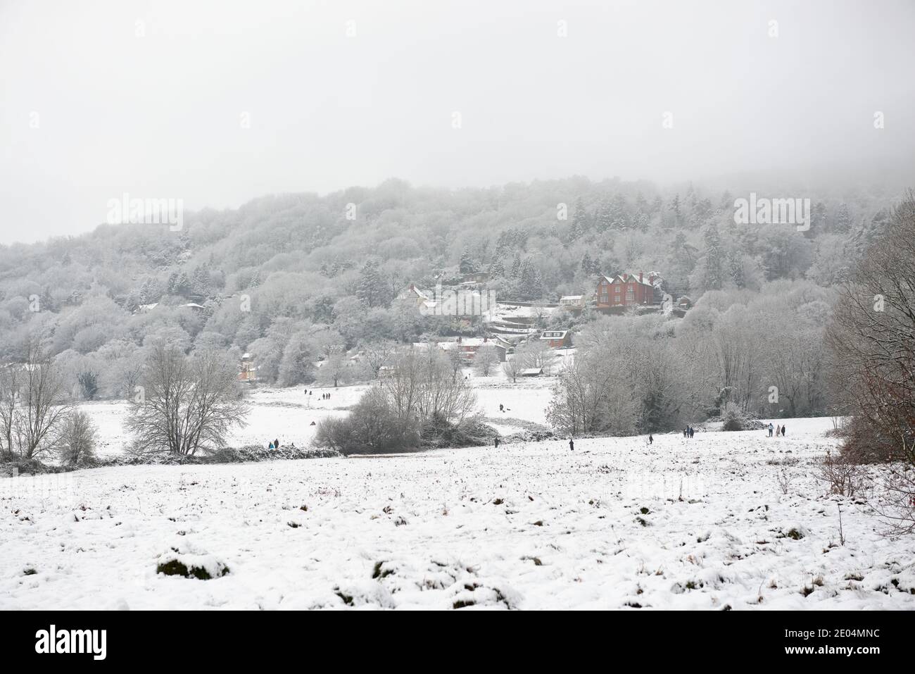 Malvern, Großbritannien, 28. Dezember 2020: Gemeinsames Land in der Nähe von Peachfield Straße, wie Menschen zu Fuß, Schlitten und Rodeln unter Neuschnee. Malvern Hills Stockfoto