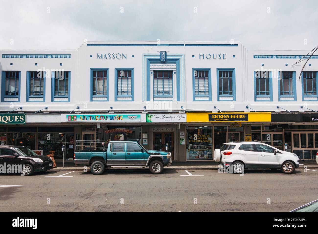 Masson House, ein Gebäude in einer hohen Straße in Napier, Neuseeland, mit einer Fassade im Art Deco-Stil, die in den 1930er Jahren populär war, als es gebaut wurde Stockfoto