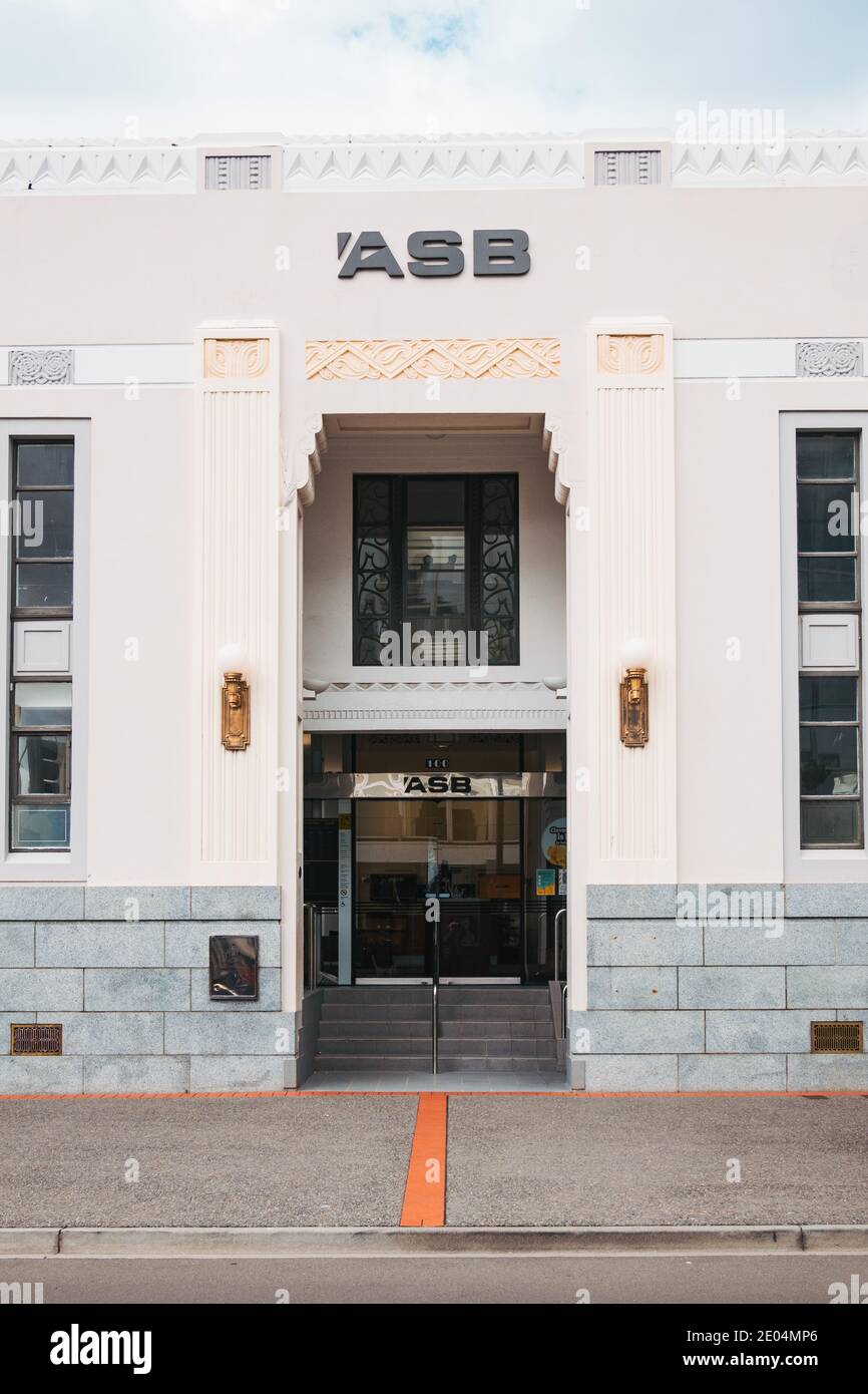 Ein abgestreiftes Bankgebäude im klassischen Art déco-Stil in Napier, Neuseeland. Erbaut im Jahr 1933, jetzt von der ASB Bank besetzt Stockfoto