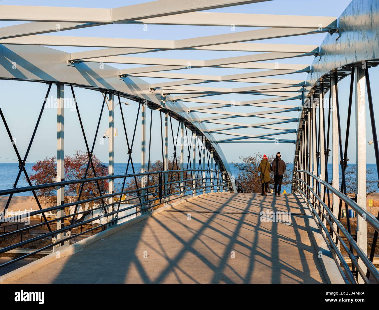 Fußgängerbrücke über den Lake Shore Drive Stockfoto