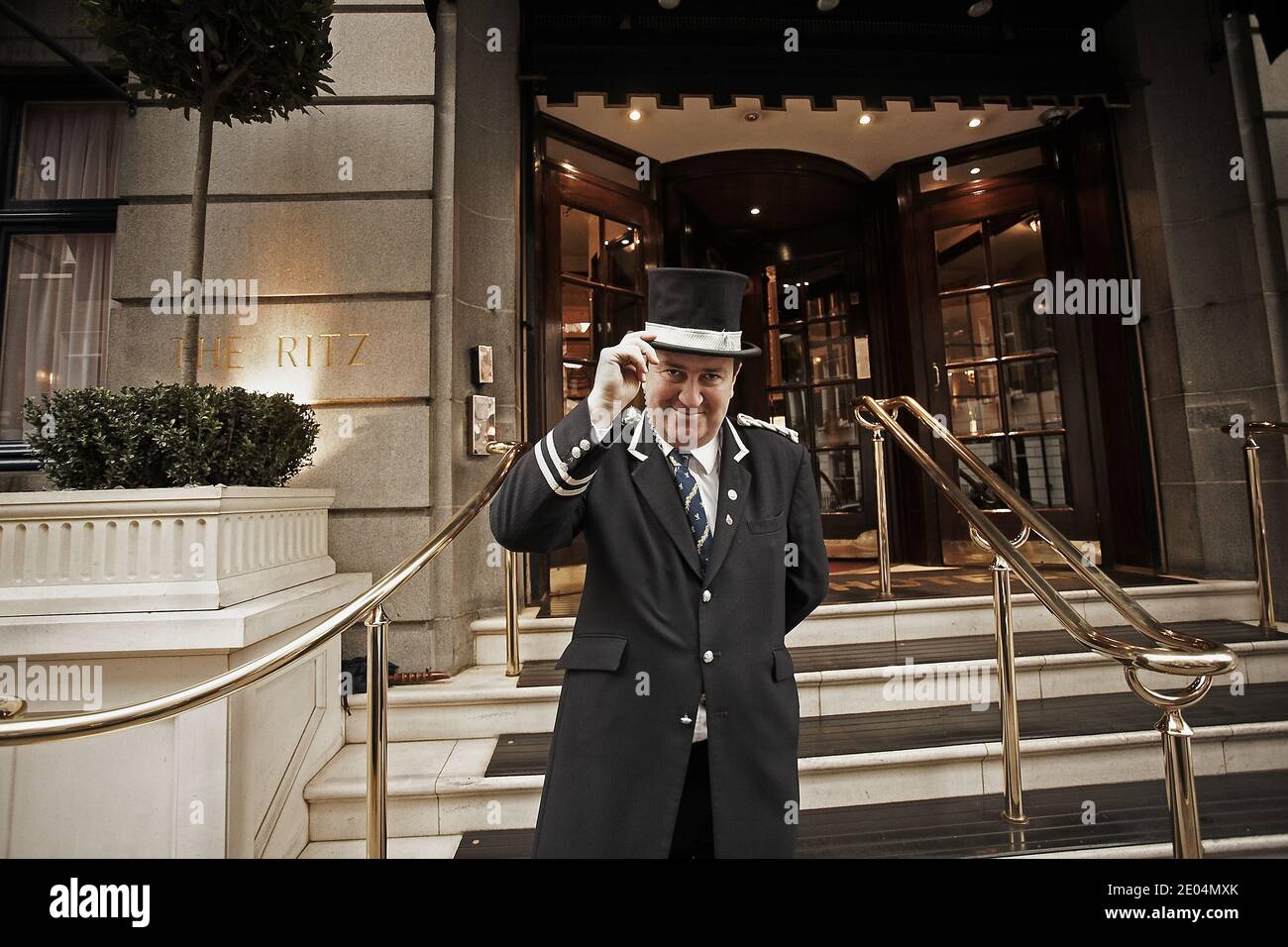 GROSSBRITANNIEN / London / Door man im The Ritz Hotel, London ist eines der renommiertesten Hotels in Großbritannien. Stockfoto