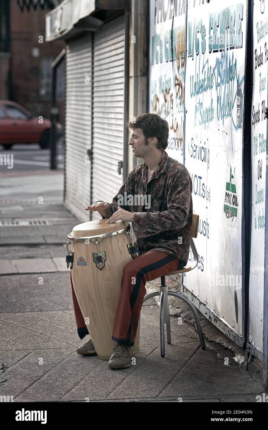 kaukasischer Mann, spielt Conga-Trommeln in einer Straße im Freien, London, Großbritannien Stockfoto