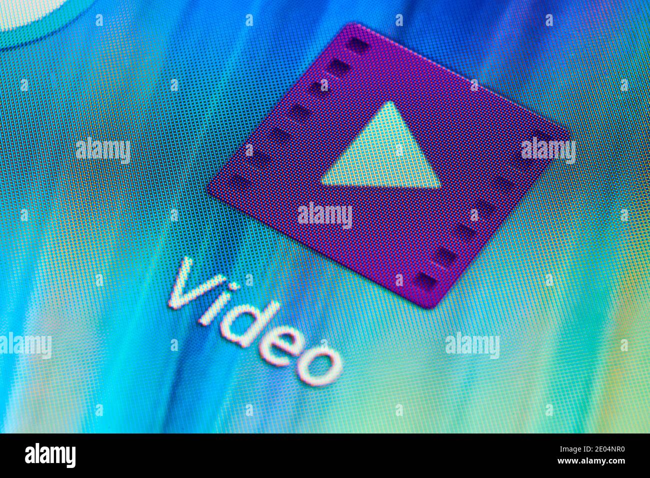 BUENOS AIRES, ARGENTINIEN - 18. JULI 2019: Makroaufnahme von Video mobile Anwendung Symbol auf Android-Handy-Bildschirm. Gemeinsamer Videoplayer für mobile Geräte. Stockfoto