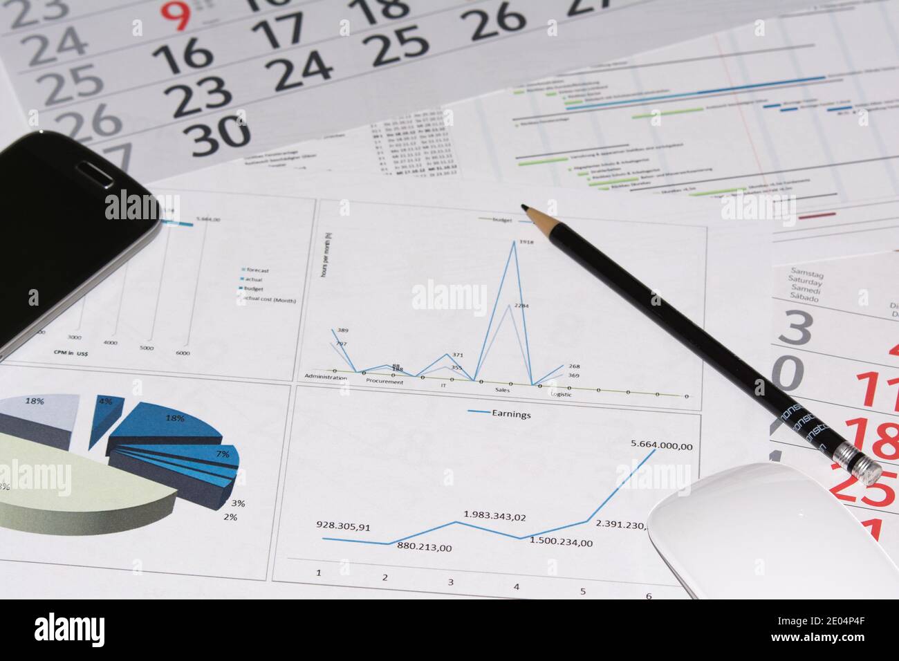 Projektmanagement: Draufsicht kreatives Heimbüro mit Grafik Stockfoto
