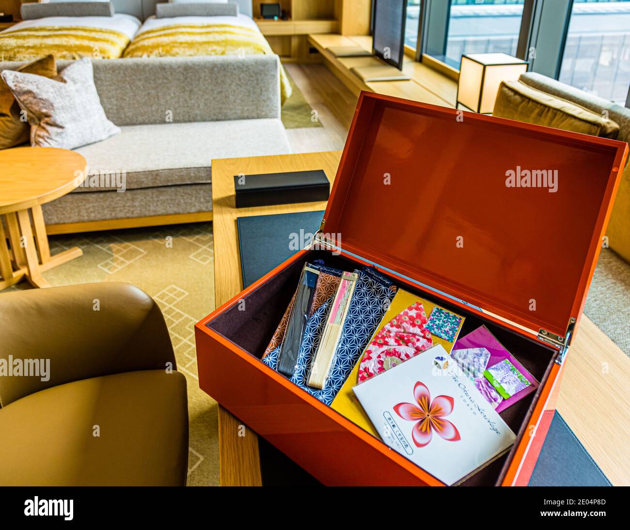 Geschenkbox im Okura Hotel Tokyo, Minato, Japan. Die Geschenkbox für Traditionalisten. Im Heritage-Flügel mit 108 Zimmern wird zusätzlich zu kleinen Geschenken ein Butler-Service angeboten Stockfoto