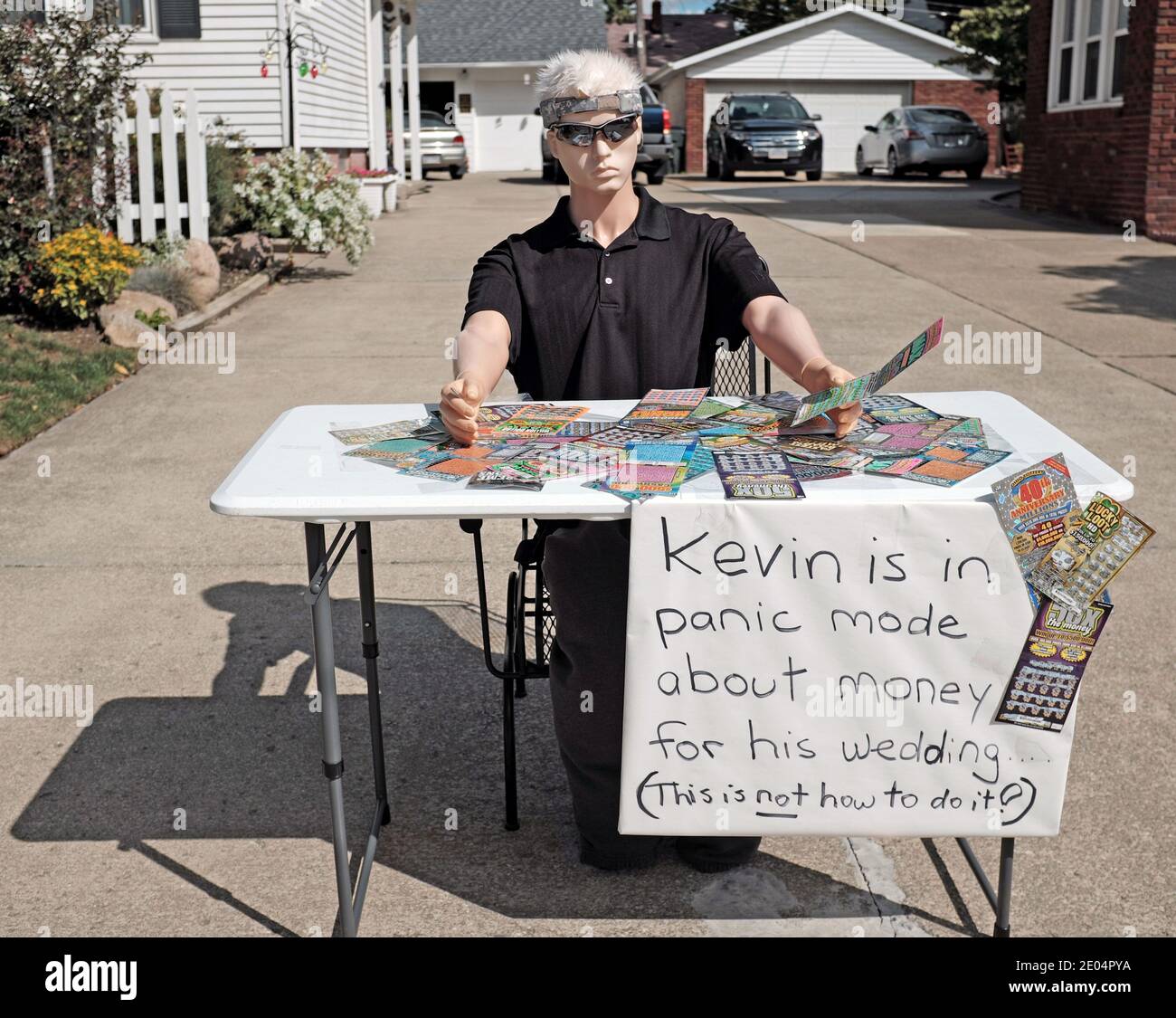 Kevin, die Schaufensterpuppe, nimmt zu kratzen-off Lotterie-Tickets zu versuchen, helfen Finanzierung seiner Hochzeit. Stockfoto