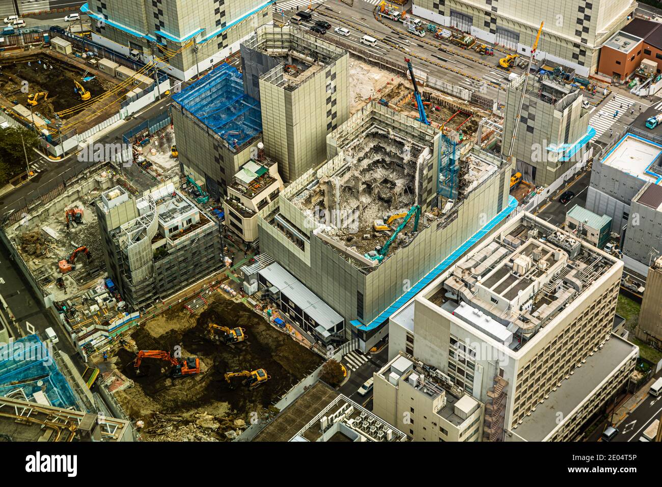 Hochhaus-Abriss in Tokio, Abrissarbeiten am Wolkenkratzer in Chuo, Tokio, Japan Stockfoto