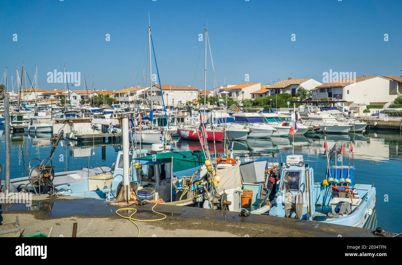 Fischereifahrzeuge und Yachten in Port Saintes-Maries-de-la-Mer, Departement Bouches-du-Rhône, Südfrankreich Stockfoto