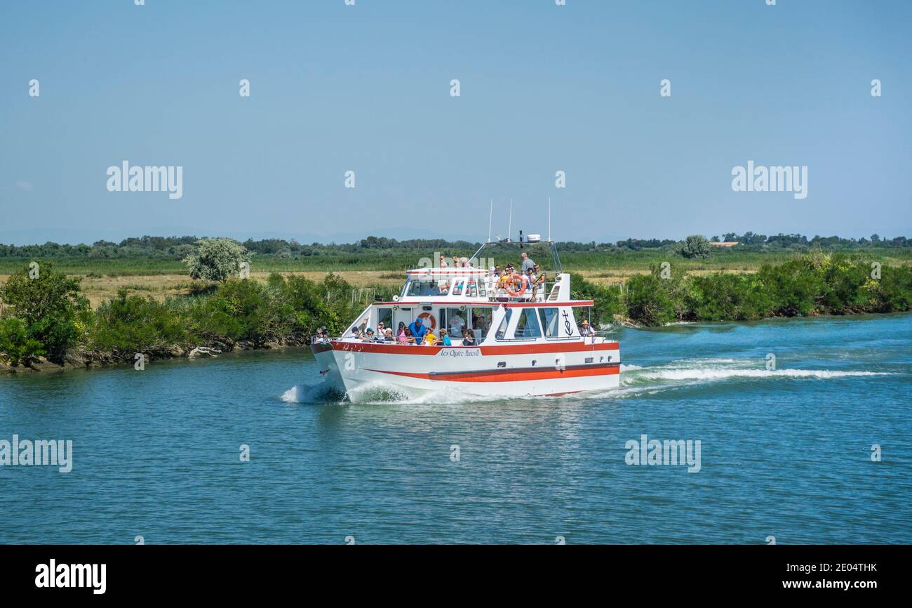 Ausflugsboot auf der Petit Rhone in der Camargue bei Saintes-Maries-de-la-Mer, Département Bouches-du-Rhône, Südfrankreich Stockfoto