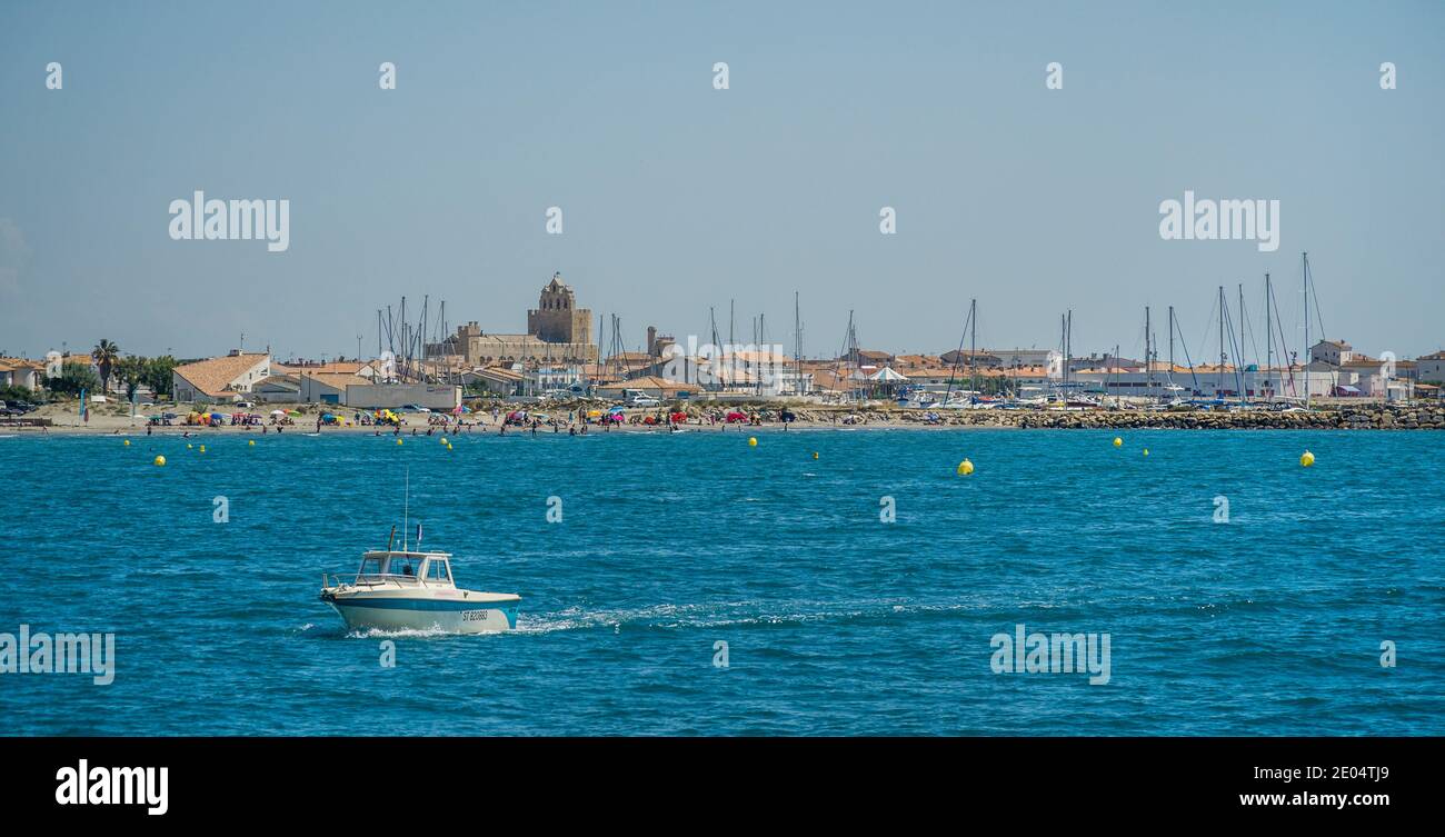 Offshore-Ansicht von Saintes-Maries-de-la-Mer mit der befestigten Kirche im Hintergrund, Bouches-du-Rhône Department, Südfrankreich Stockfoto