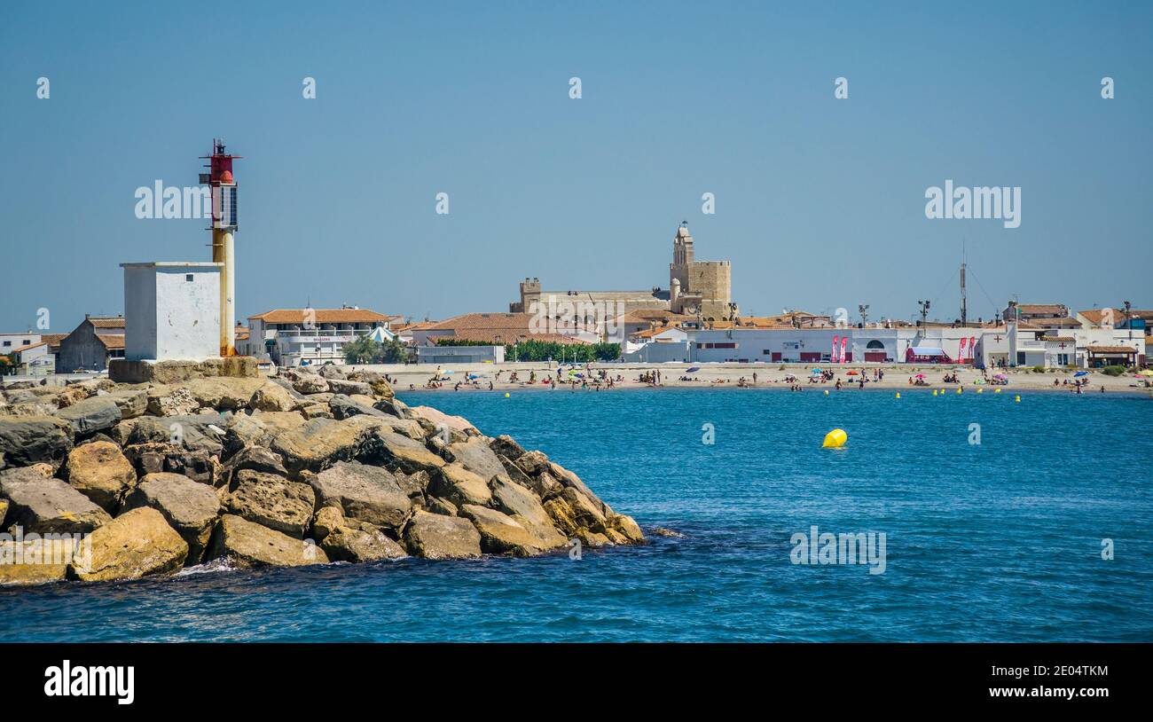 Seemark am Eingang zu Port Saintes-Maries-de-la-Mer mit Arena Beach und der befestigten Kirche von Saintes-Maries-de-la-Mer im Hintergrund, Bouc Stockfoto