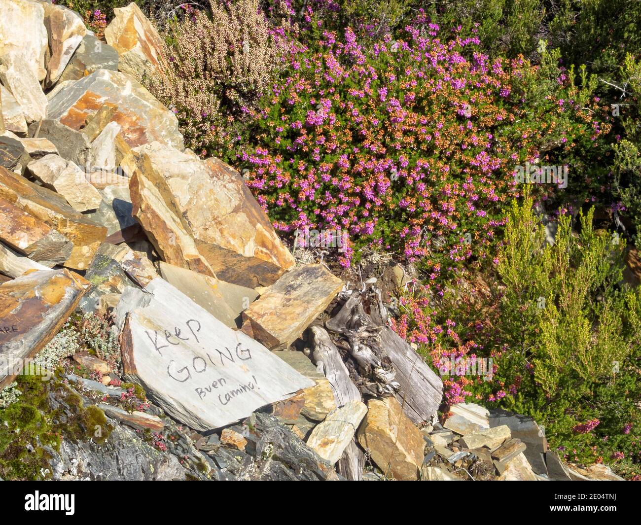 Weiter geht, ermutigende Worte für Camino Pilger - Acebo, Kastilien und Leon, Spanien Stockfoto