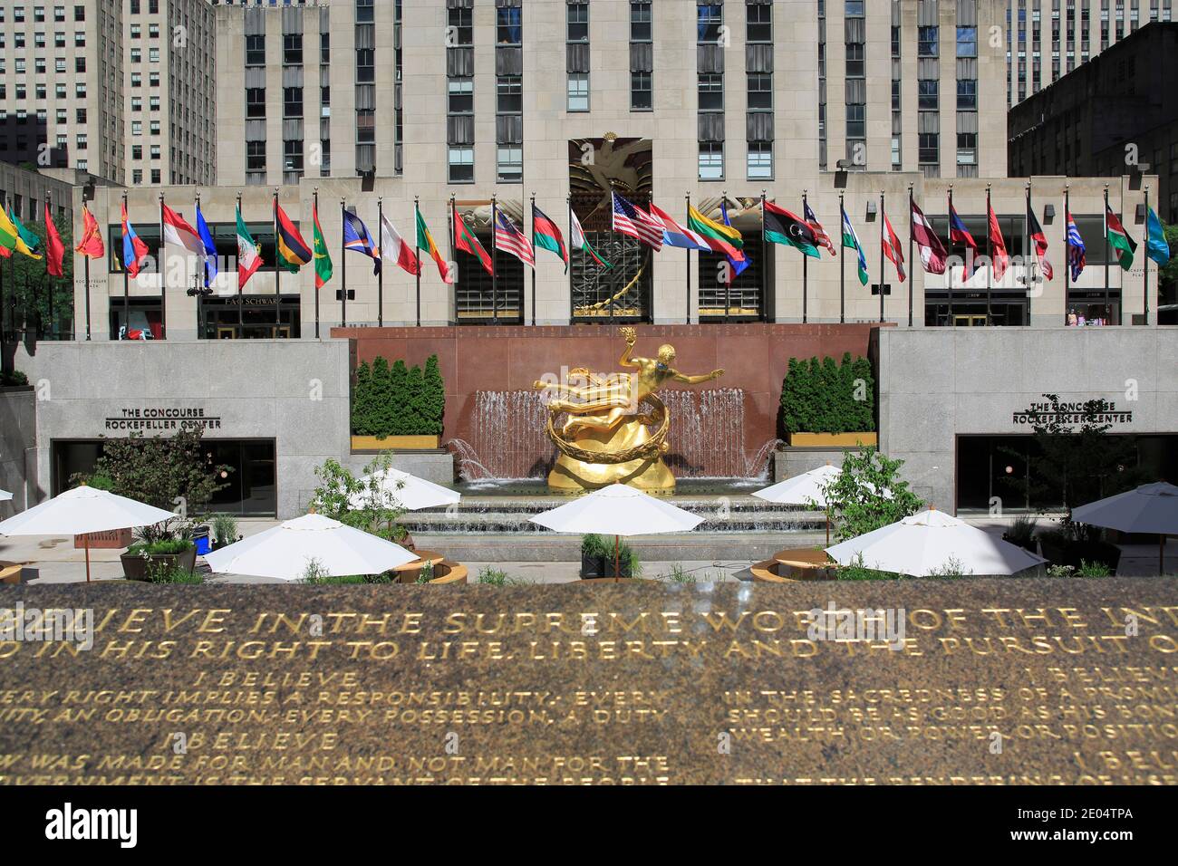 Prometheus Statue trägt Maske während Coronavirus, Covid-19 Pandemie, Rockefeller Center, Plaza, Manhattan, New York City, USA Stockfoto