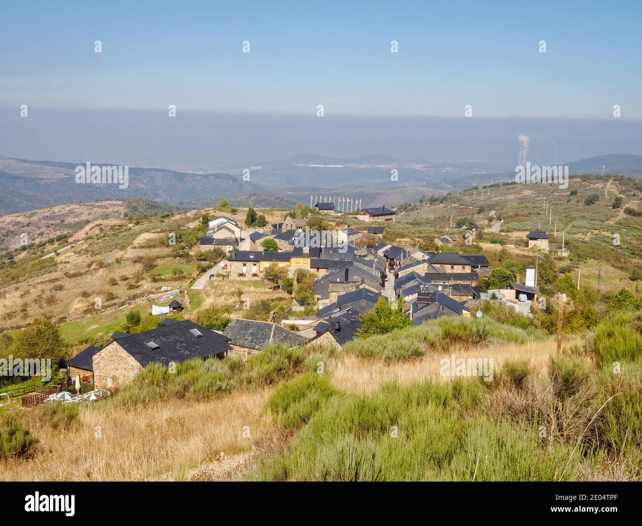 Steiler Abstieg zum Dorf - Acebo, Kastilien und Leon, Spanien Stockfoto